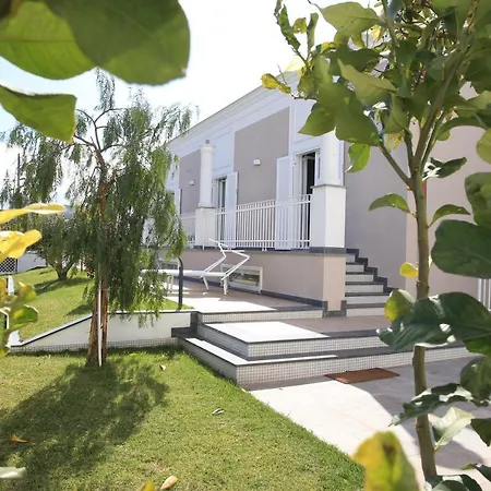 Maison De Charme Bed & Breakfast 4*